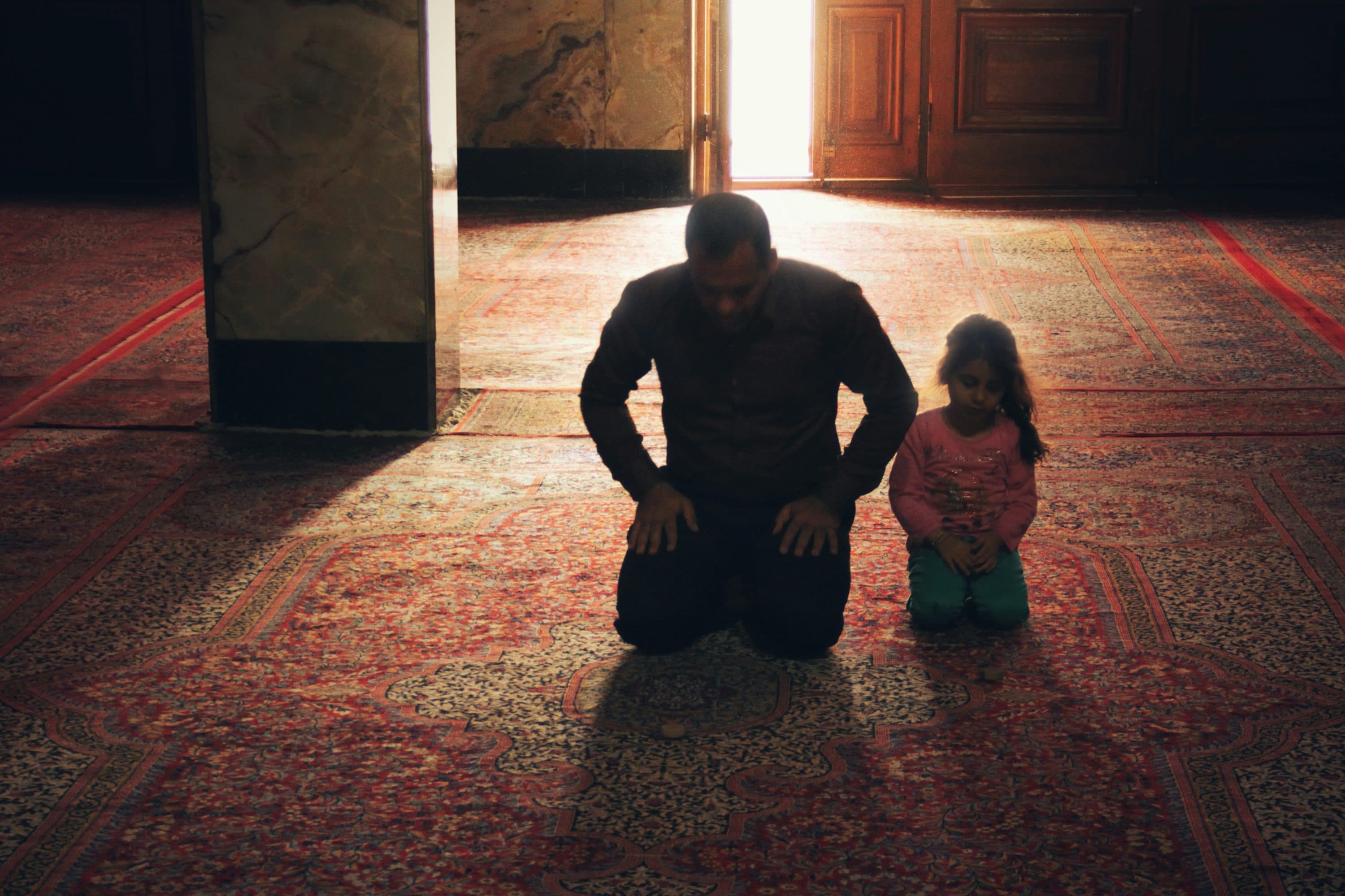 كيف أعلم طفلي سورة الفاتحة لأول مرة؟ (دليل مبسط)