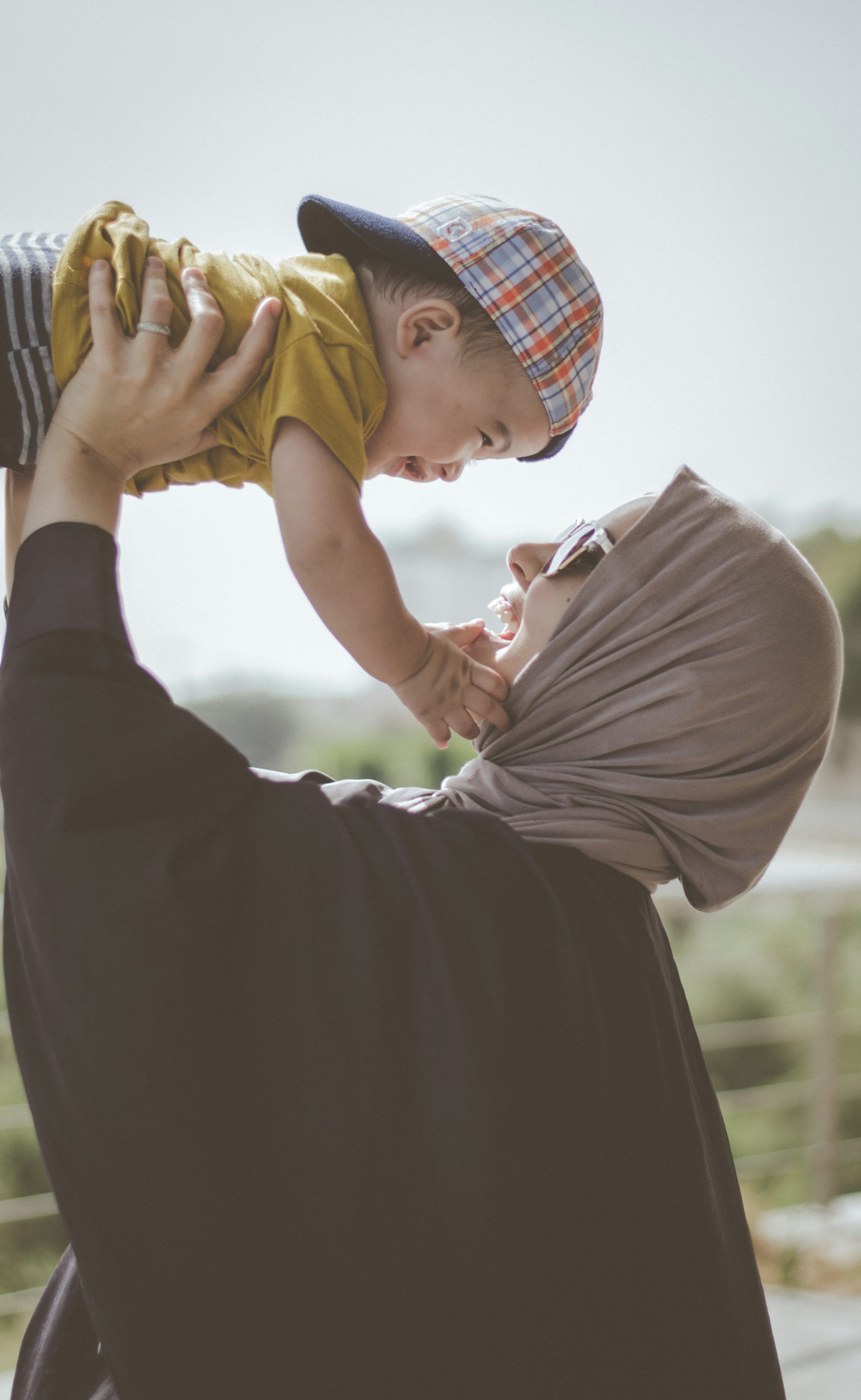 كيف أجعل طفلي يحب القرآن دون عقاب أو إجبار؟